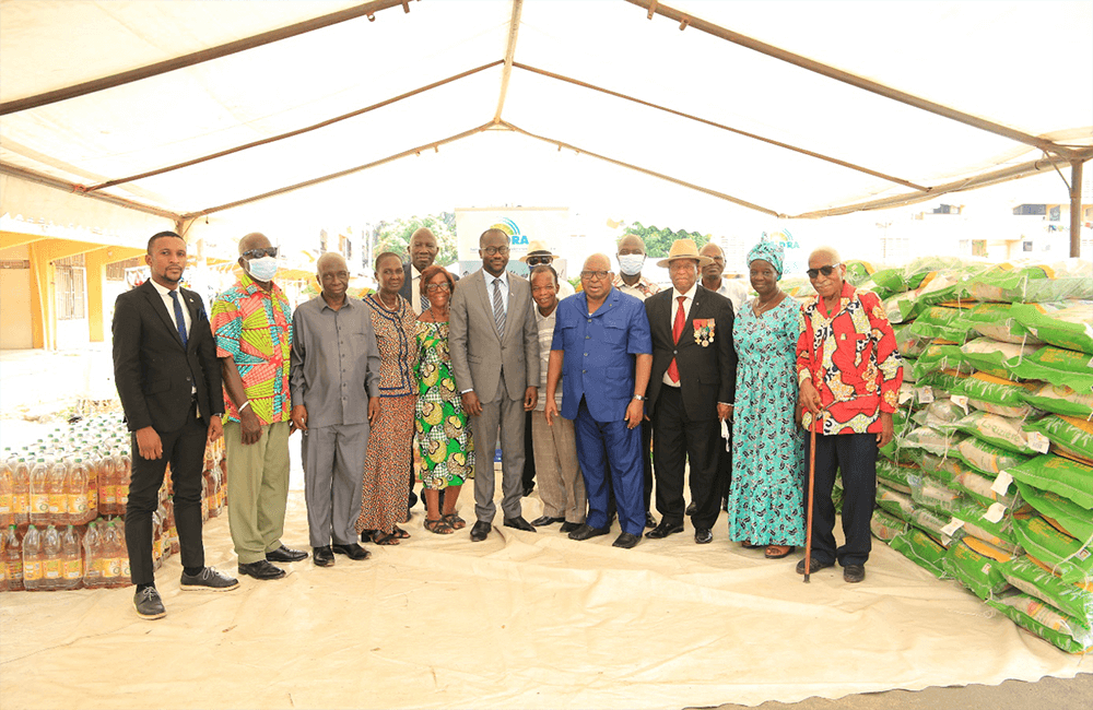 Cérémonie de dons aux associations de retraités de Côte d’ivoire.